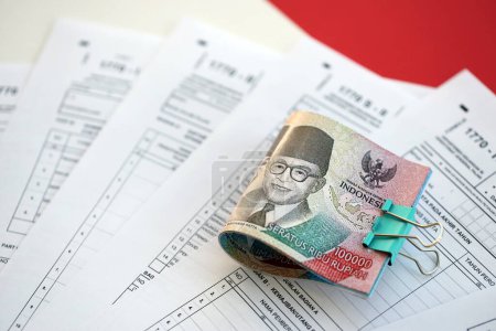 Indonesische Steuerformulare 1770 Individuelle Einkommensteuererklärung und Geld auf dem Tisch hautnah