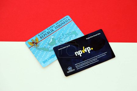Téléchargez les photos : NPWP indonésien nouveau numéro d'identification fiscale et carte d'identité KTP pour les contribuables et les citoyens de l'Indonésie - en image libre de droit