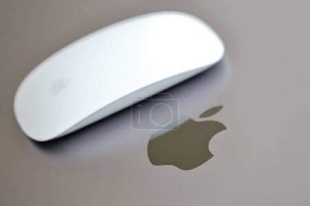 Téléchargez les photos : KYIV, UKRAINE - 27 NOVEMBRE 2023 Apple Magic Mouse 3e génération se trouve avec le gris MacBook 2021 gros plan - en image libre de droit