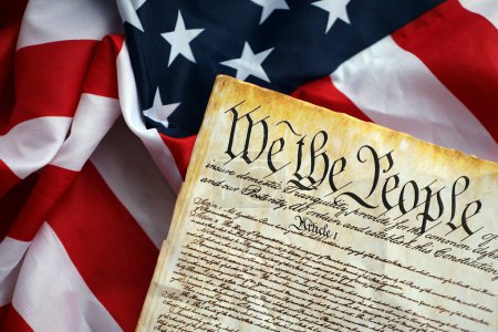 Präambel der Verfassung der Vereinigten Staaten und der amerikanischen Flagge. Altes gelbes Papier mit Wir-das-Volk-Text