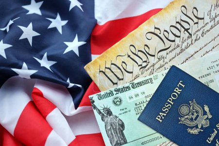 Préambule de la Constitution des États-Unis, passeport américain et contrôle de remboursement sur le drapeau américain. Vieux papier jaune avec texte We The People