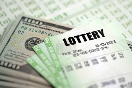 Grüne Lotterielose und US-Geldscheine auf Blanko mit Zahlen zum Lotteriespiel aus nächster Nähe