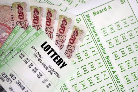 Billets de loterie verte et la Grande-Bretagne livres billets d'argent à blanc avec des numéros pour jouer à la loterie fermer