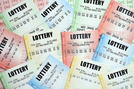 Viele Lotterielose auf Blankoscheinen mit Zahlen zum Lotteriespiel aus nächster Nähe