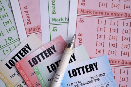 Lotterielose in verschiedenen Farben und Stift auf leeren Scheinen mit Zahlen zum Lotteriespiel aus nächster Nähe