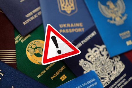 De nombreux passeports de citoyens de différents pays et régions du monde et alerte signent de près