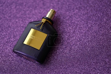 Photo for KYIV, UKRAINE - NOVEMBER 27, 2023 Tom Ford velvet orchid fragrance perfume bottle lies on light lilac background. Tom Ford is American fashion designer launched his eponymous luxury brand in 2006 - Royalty Free Image