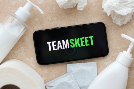 Foto de KYIV, UCRANIA - 23 de enero de 2024 TeamSkeet logotipo del sitio web de contenido para adultos en la pantalla del teléfono inteligente iPhone 12 Pro - Imagen libre de derechos