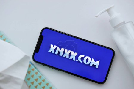 Foto de KYIV, UCRANIA - 23 de enero de 2024 XNXX logotipo del sitio web de contenido para adultos en la pantalla del teléfono inteligente iPhone 12 Pro - Imagen libre de derechos