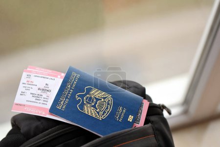 Reisepass der Vereinigten Arabischen Emirate mit Flugtickets im Touristenrucksack aus nächster Nähe. Tourismus- und Reisekonzept