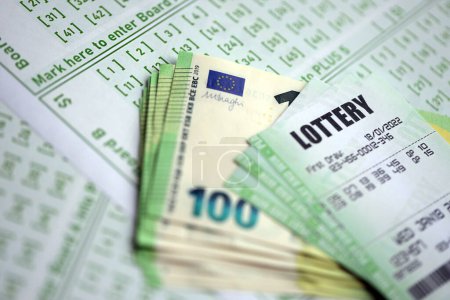 Billetes de lotería verde y billetes de dinero en euros en blanco con números para jugar a la lotería de cerca