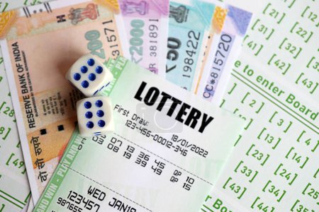 Billets de loterie verte et billets d'argent roupies indiennes à blanc avec des numéros pour jouer à la loterie fermer