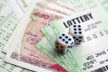 Grüne Lotterielose und Großbritannien Pfund Geldscheine auf Blanko mit Zahlen für Lotterie aus nächster Nähe