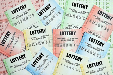 Muchos billetes de lotería en billetes en blanco con números para jugar a la lotería de cerca