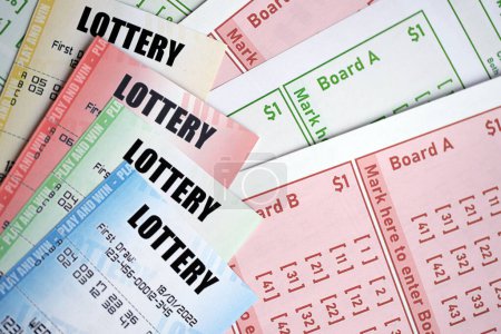 Lotterielose in verschiedenen Farben auf leeren Scheinen mit Zahlen zum Lotteriespiel aus nächster Nähe