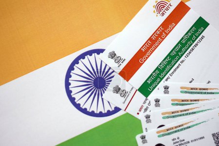 Indische Aadhaar-Karte von Unique Identification Authority of India auf indischer Flagge aus nächster Nähe