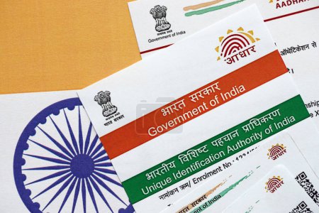 Téléchargez les photos : Carte indienne Aadhaar de l'autorité d'identification unique de l'Inde sur drapeau indien gros plan - en image libre de droit