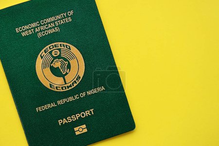 Grüner nigerianischer Pass auf gelbem Hintergrund in Großaufnahme. Tourismus- und Bürgerschaftskonzept