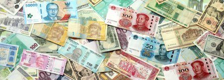 Viele Banknoten in verschiedenen Währungen. Hintergrund der vielen zufälligen Geldscheine