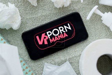 Foto de KYIV, UCRANIA - 23 de enero de 2024 VRPornMania logotipo del sitio web de contenido para adultos en la pantalla del teléfono inteligente iPhone 12 Pro - Imagen libre de derechos