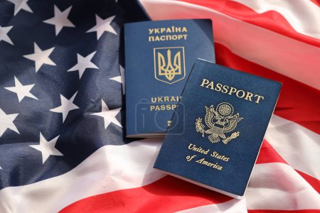 Vereinigte Staaten von Amerika und ukrainische Pässe auf gefalteter US-Flagge in Großaufnahme