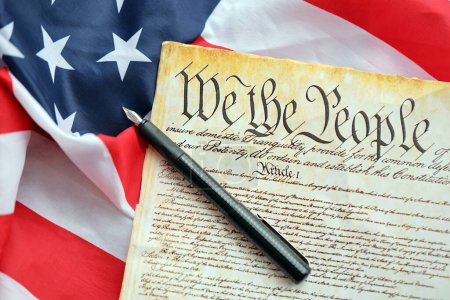 Präambel der Verfassung der Vereinigten Staaten und der amerikanischen Flagge. Altes gelbes Papier mit Wir-das-Volk-Text