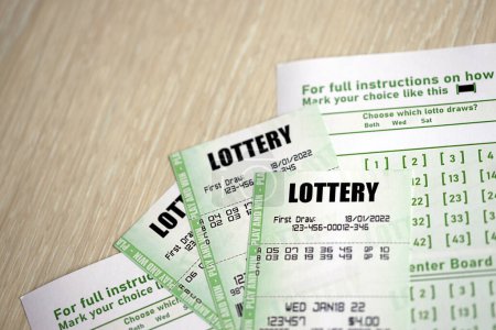 Téléchargez les photos : Billets de loterie verts et billets en blanc avec des numéros pour jouer à la loterie fermer - en image libre de droit