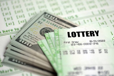 Billetes de lotería verde y billetes de dinero estadounidenses en blanco con números para jugar a la lotería de cerca
