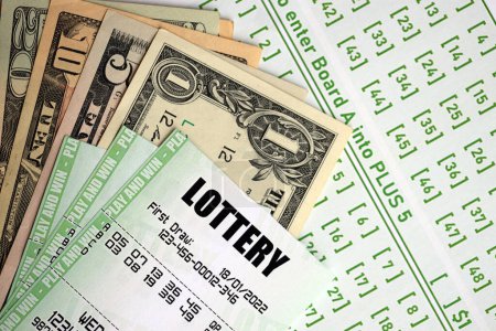 Billets de loterie verts et billets d'argent américains à blanc avec des numéros pour jouer à la loterie fermer