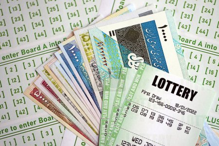 Téléchargez les photos : Billets de loterie verts et des billets de monnaie roumains à blanc avec des numéros pour jouer à la loterie fermer - en image libre de droit