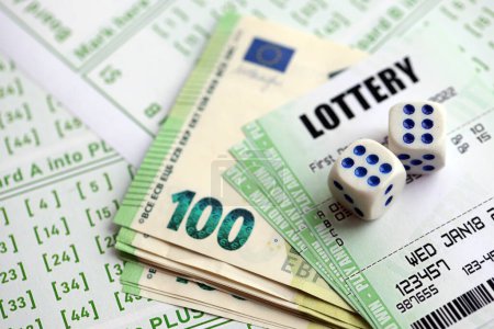 Billets de loterie verts et billets en euros à blanc avec des numéros pour jouer à la loterie fermer