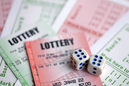 Billetes de lotería verdes y rojos con dados en letras en blanco con números para jugar a la lotería de cerca