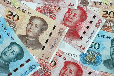 Foto de Muchos billetes de dinero de la República Popular China. Billetes de Yuan de la República Popular China en primer plano - Imagen libre de derechos