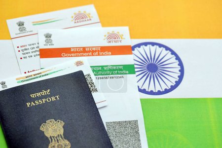 Téléchargez les photos : Carte indienne Aadhaar de l'autorité d'identification unique de l'Inde et passeport sur le drapeau indien gros plan - en image libre de droit