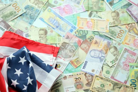 Die Flagge der Vereinigten Staaten prangt auf vielen Banknoten unterschiedlicher Währung. Hintergrund der Kriegsfinanzierung und des Preises für militärische Unterstützung der Vereinigten Staaten von Amerika