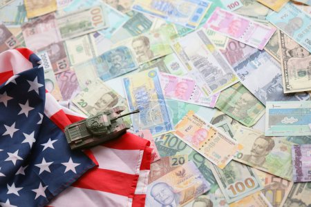 Foto de Tanque en la bandera de los Estados Unidos en muchos billetes de diferentes monedas. Antecedentes de financiación de la guerra y precio de apoyo militar para Estados Unidos de América - Imagen libre de derechos
