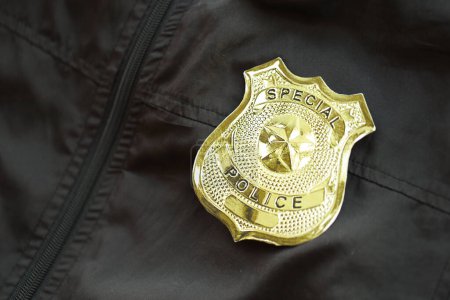 Téléchargez les photos : KYIV, UKRAINE - 9 MARS 2024 Insigne spécial de la police américaine sur uniforme veste noire gros plan - en image libre de droit