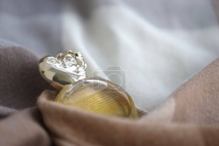 Foto de KYIV, UCRANIA - 31 DE OCTUBRE DE 2023 Frasco de perfume de Soir de Lune by Sisley Paris, una empresa francesa de cosméticos de lujo, cuidado de la piel, cuidado del cabello y perfumes - Imagen libre de derechos