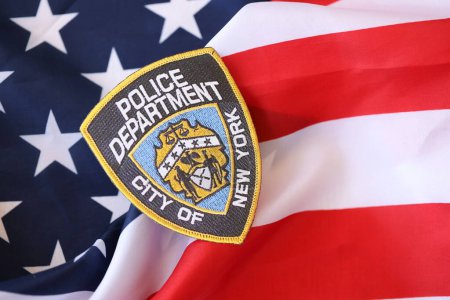 Foto de KYIV, UCRANIA - 9 de marzo de 2024 US NYPD Police patch on United States of America flag close up - Imagen libre de derechos