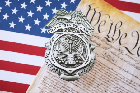 Foto de KYIV, UCRANIA - 9 de marzo de 2024 US Army Military Police badge with United States Constitution on flag close up - Imagen libre de derechos