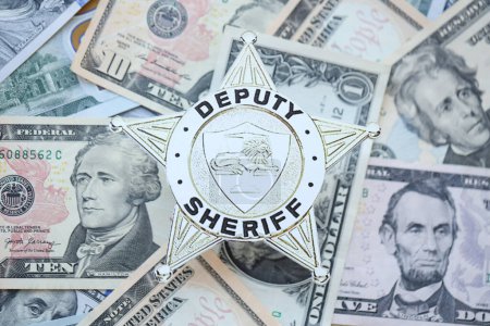 Foto de KYIV, UCRANIA - 9 de marzo de 2024 Insignia del sheriff adjunto en muchos billetes de dólar estadounidense de cerca - Imagen libre de derechos