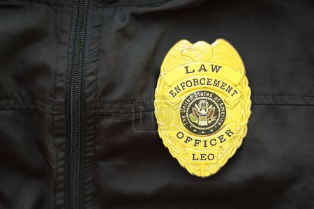 Foto de KYIV, UCRANIA - 9 DE MARZO DE 2024 EE.UU. Insignia oficial de aplicación de la ley en uniforme chaqueta negro de cerca - Imagen libre de derechos