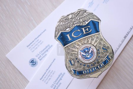 Foto de KYIV, UCRANIA - 9 de marzo de 2024 EE.UU. placa oficial de ICE en el sobre de correo USCIS de cerca - Imagen libre de derechos