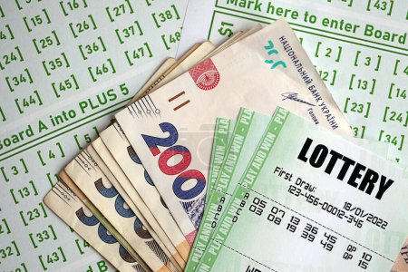 Billetes de lotería verde y billetes de dinero ucraniano en blanco con números para jugar a la lotería de cerca