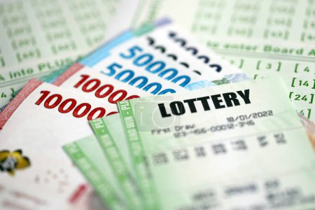 Téléchargez les photos : Billets de loterie verts et billets indonésiens à blanc avec des numéros pour jouer à la loterie fermer - en image libre de droit