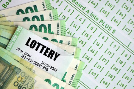 Grüne Lotterielose und Euroscheine auf blankem Papier mit Zahlen zum Lotteriespiel aus nächster Nähe