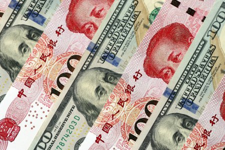 Viele Geldscheine der Volksrepublik China und der Vereinigten Staaten. Yuan und Dollar-Banknoten der Volksrepublik China schließen auf