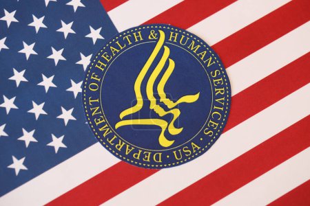 Foto de KYIV, UCRANIA - 9 de marzo de 2024 Departamento de Salud y Servicios Humanos de los Estados Unidos sellan la bandera de Estados Unidos de América de cerca - Imagen libre de derechos