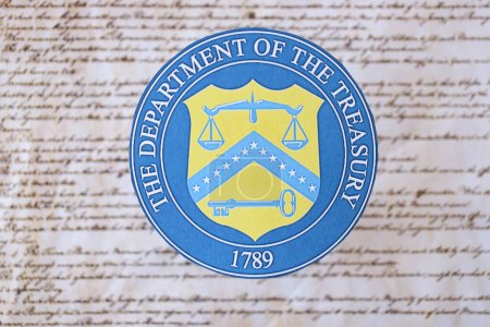 Téléchargez les photos : KYIV, UKRAINE - 9 MARS 2024 États-Unis Le sceau du Département du Trésor apposé sur la Constitution des États-Unis ferme - en image libre de droit