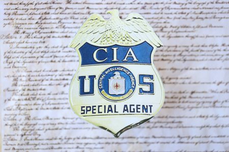 Foto de KYIV, UCRANIA - 9 de marzo de 2024 US CIA Central Intelligence Agency badge on United States Constitution close up - Imagen libre de derechos